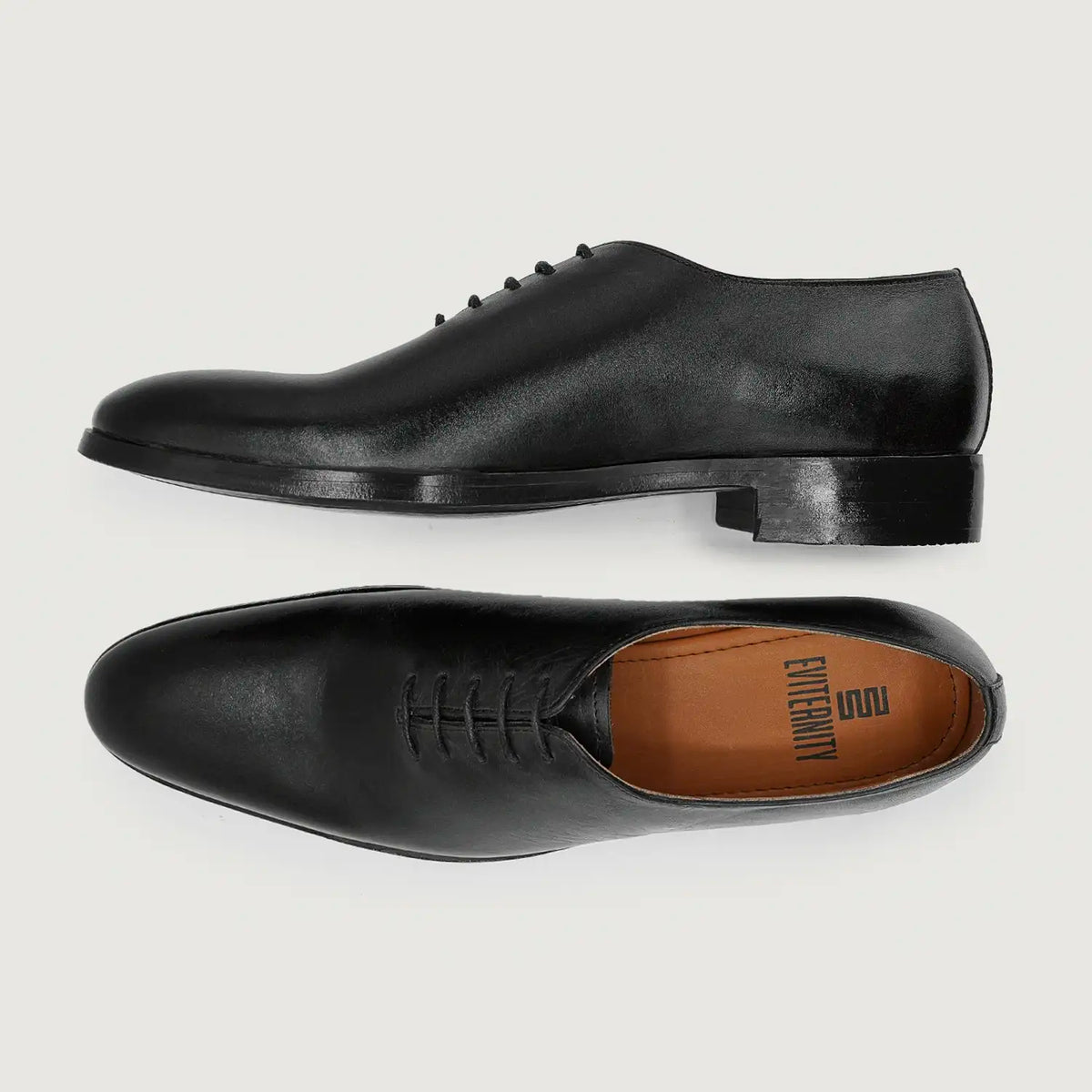 Director Wholecut Negro Zapatos de cuero para Hombre For Men - Vista lateral mostrando el corte ergonómico de mangas