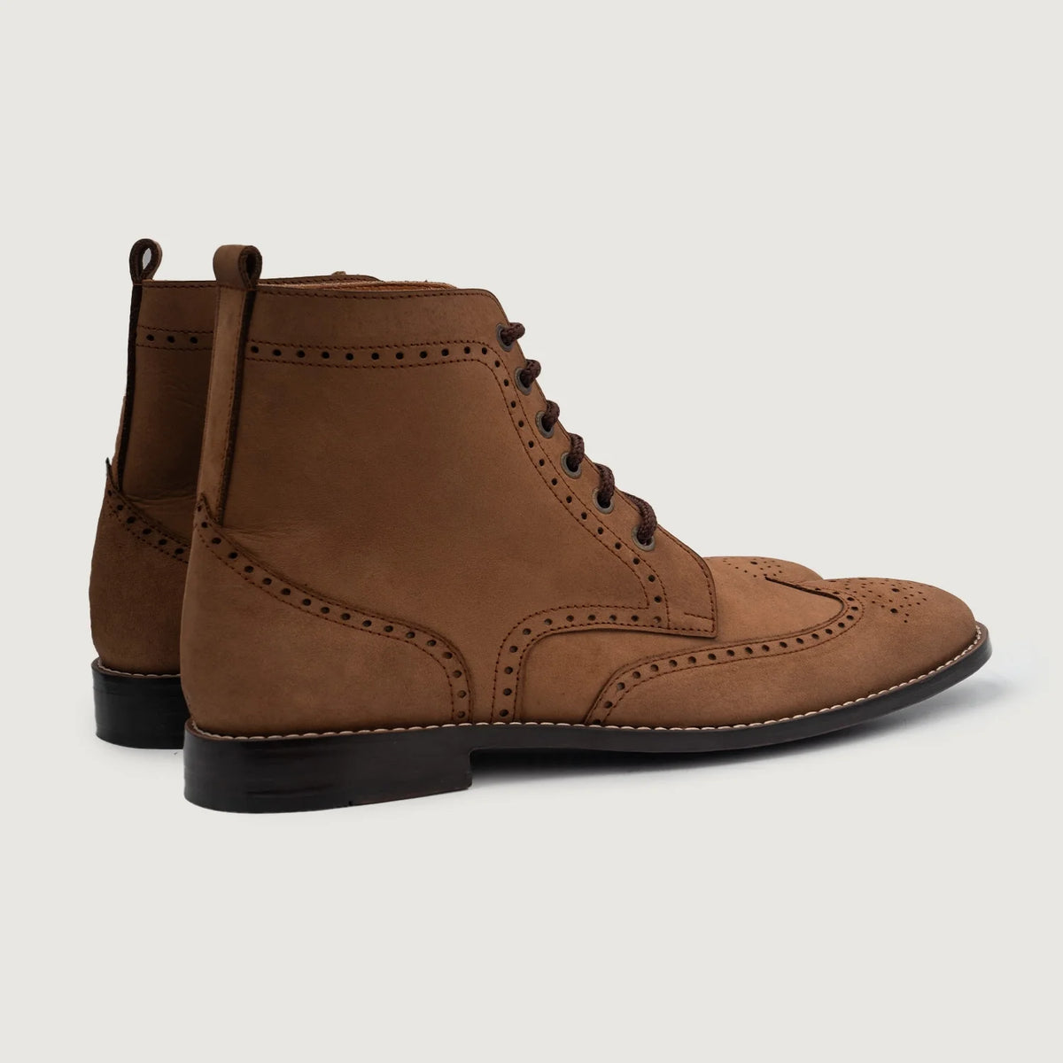 Duster Brogues Derby Marrón Nubuck Botas de cuero para Hombre For Men - Vista lateral mostrando el corte ergonómico de mangas