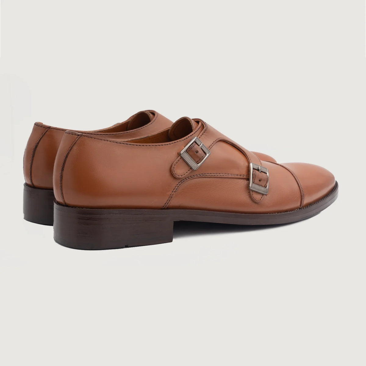 High-Traction Rubber Outsole & Lug Tread Pattern on Boston Zapatos de doble hebilla Tostado Zapatos de cuero For Men
