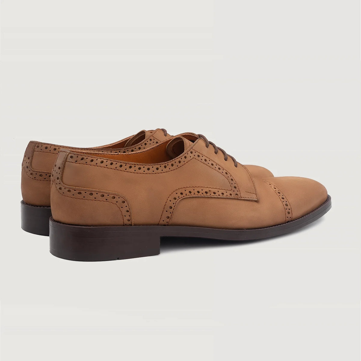 High-Traction Rubber Outsole & Lug Tread Pattern on Dirk Brogues Derby Marrón Nubuck Zapatos de cuero para Hombre For Men