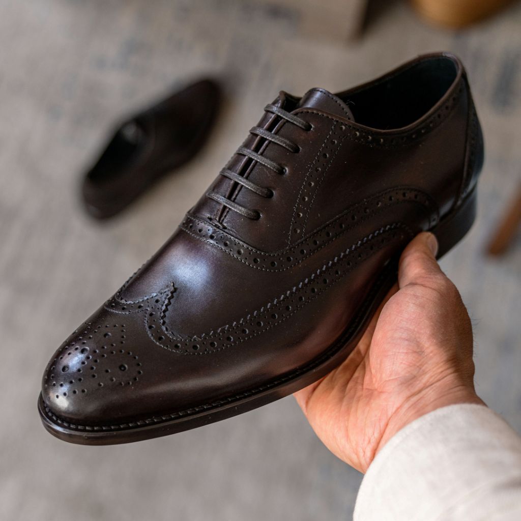 Tailored Rib Cuffs & Hem Craftsmanship Construction Detail on Aviator Chocolate Mocasines de cuero para Hombre