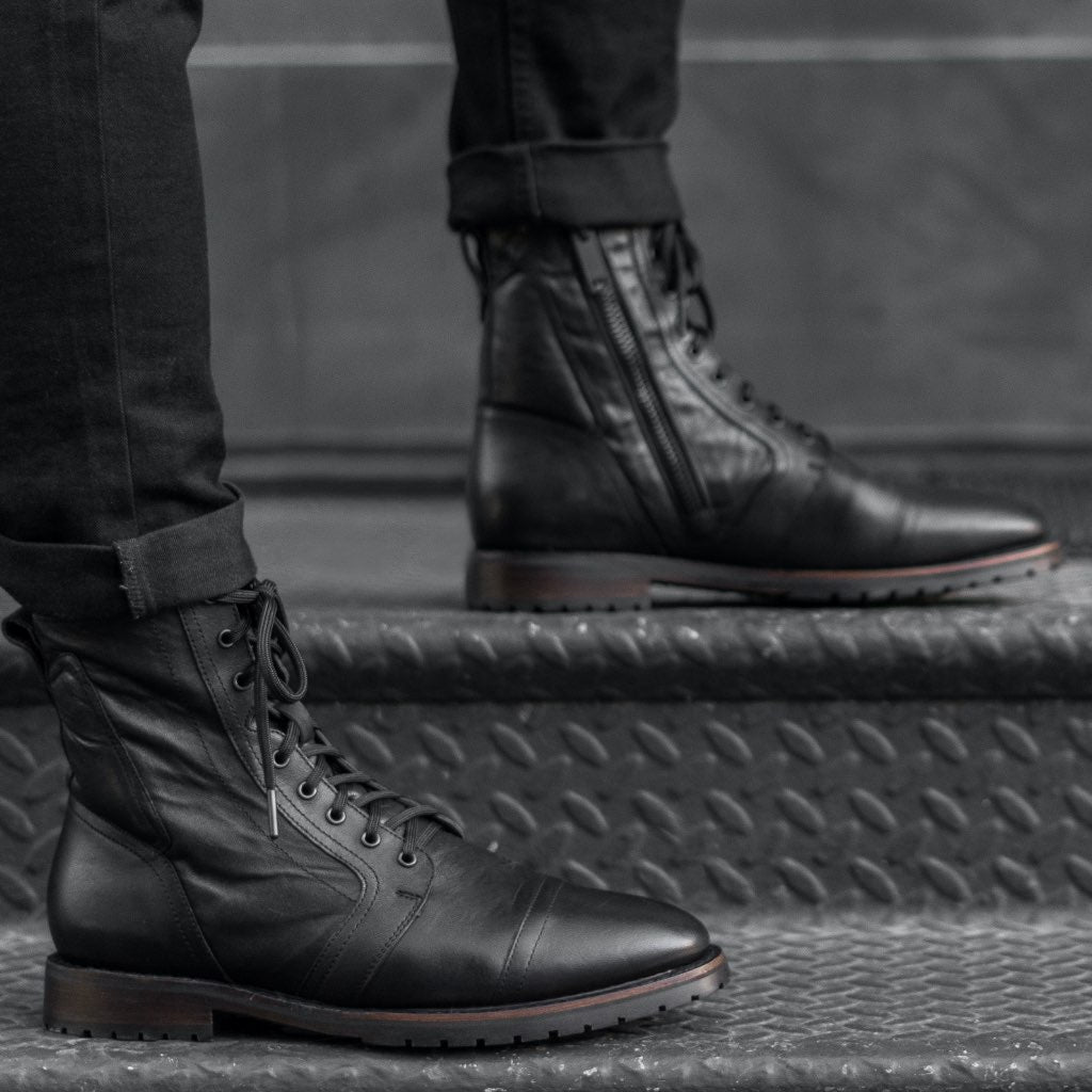 Tailored Rib Cuffs & Hem Craftsmanship Construction Detail on Casa Moto Negro Botas de cuero para Hombre