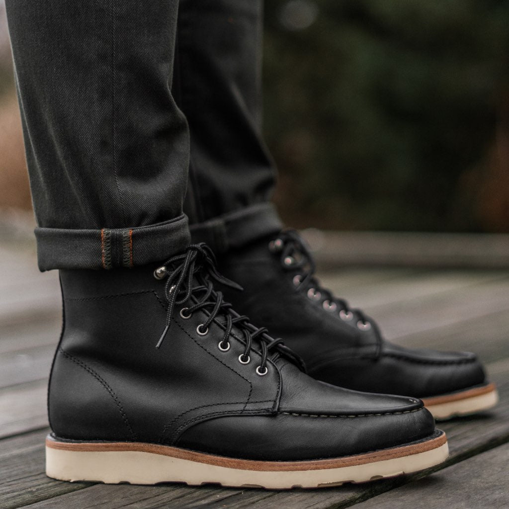 High-Traction Rubber Outsole & Lug Tread Pattern on Diplomat Negro Mate Botas de cuero para Hombre