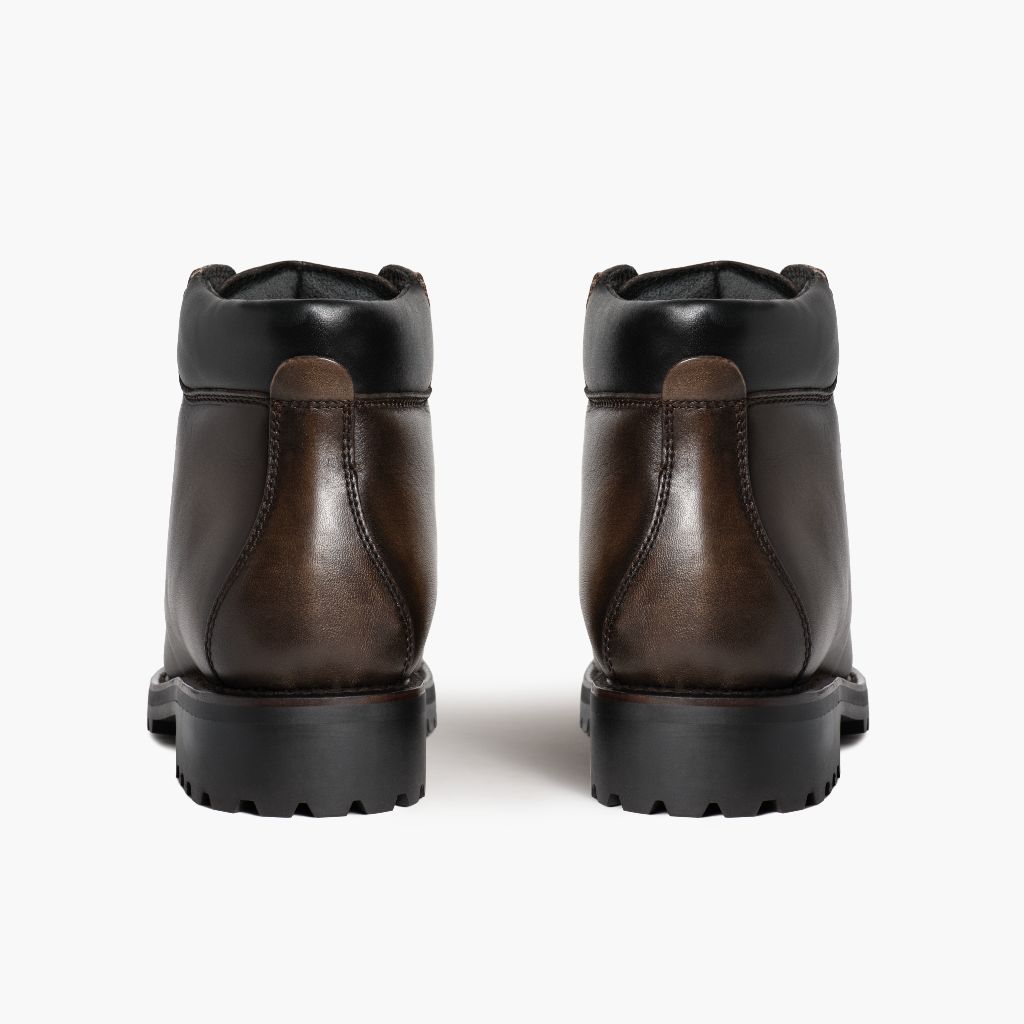 High-Traction Rubber Outsole & Lug Tread Pattern on Commander Jasper Botas de cuero para Hombre