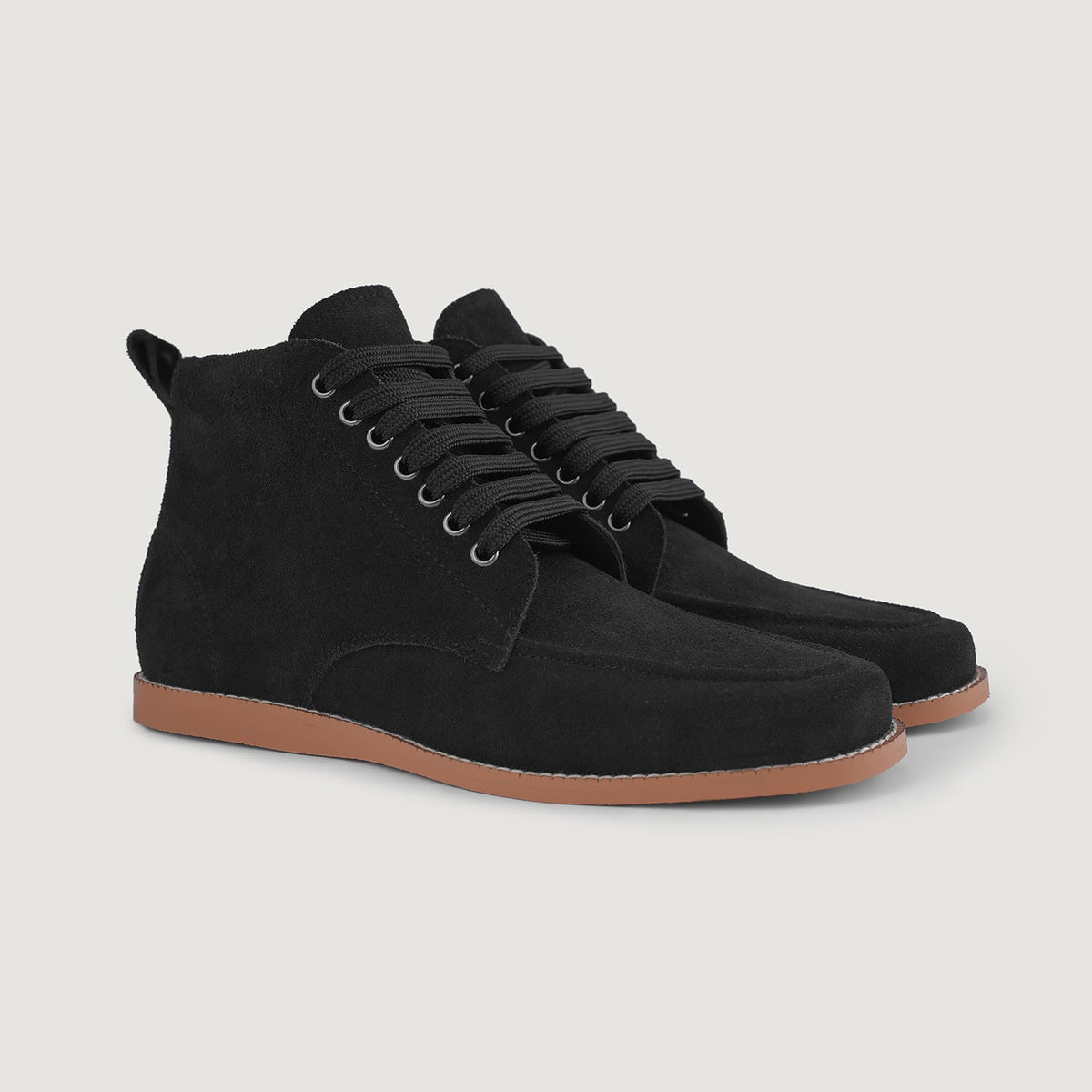 Bearman Botas Moc Toe de ante negro para Hombre in Black Goatskin Suede - Vista de perfil | Comprar online