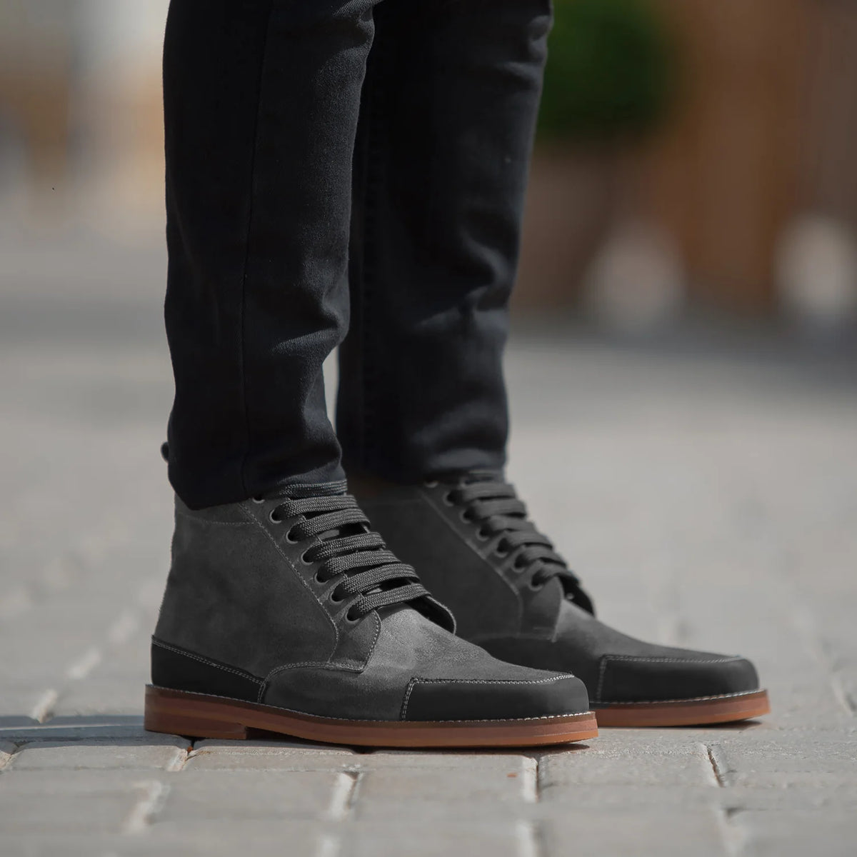 Carnell Botas Moc Toe de ante gris para Hombre in Distressed Grey Goatskin Suede - Vista de perfil | Comprar online