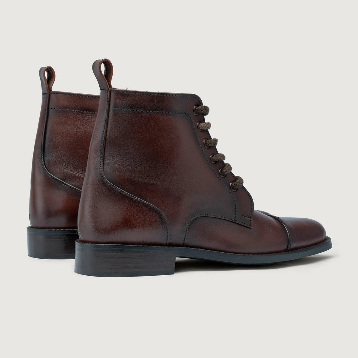 Knight Derby Burnished Brown Leather Boots StudGuard For Men - Contrafuerte de talón reforzado y doble costura de precisión
