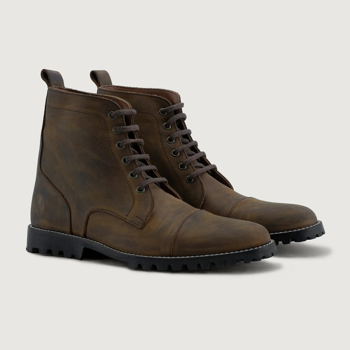 Knight Derby Cobre Quemado Pullup Botas de cuero - TerraGrip para Hombre in Burnt Copper Full-Grain Leather - Vista de perfil | Comprar online