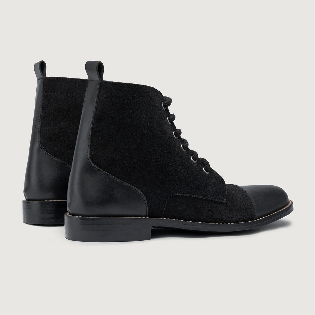 High-Traction Rubber Outsole & Lug Tread Pattern on Knight Derby Hybrid Negro Botas de cuero - StudGuard para Hombre