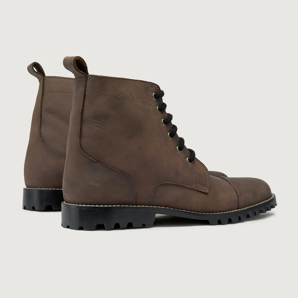 Knight Derby Waxed Brown Pullup Leather Boots TerraGrip For Men - Contrafuerte de talón reforzado y doble costura de precisión