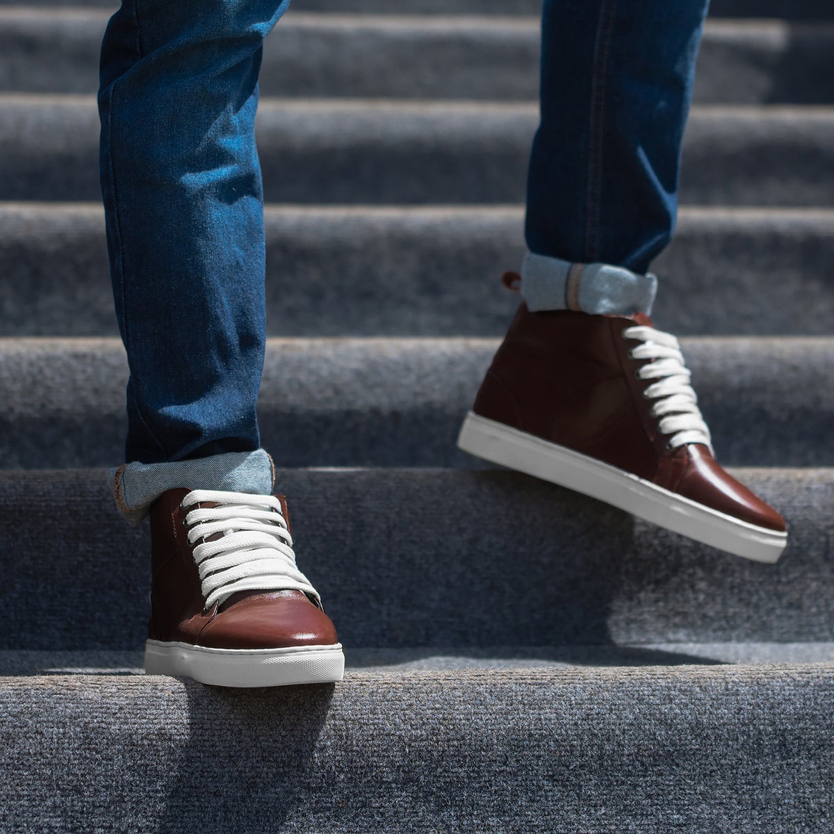 High-Traction Rubber Outsole & Lug Tread Pattern on Marty High Top Granate Zapatillas de cuero para Hombre