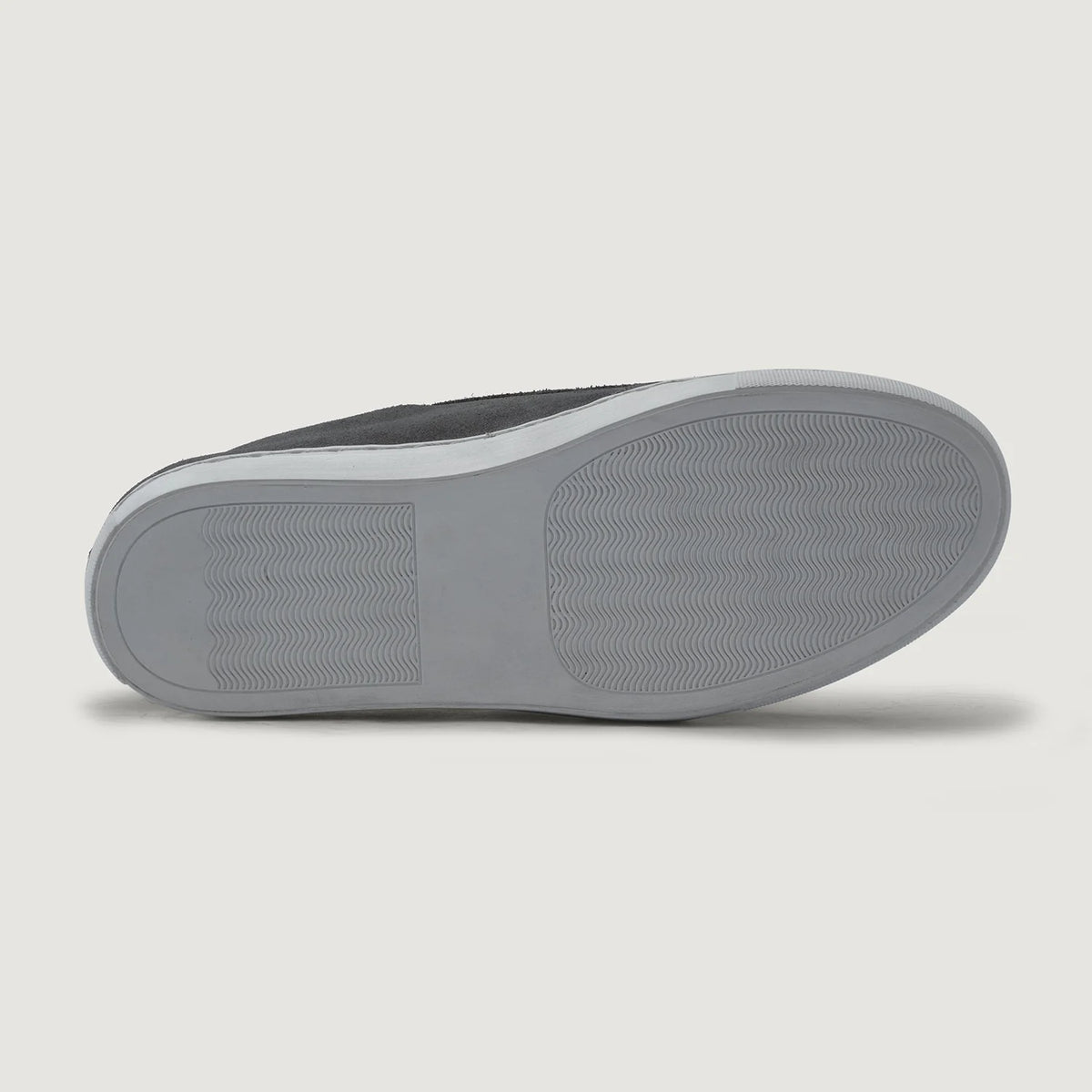 High-Traction Rubber Outsole & Lug Tread Pattern on Murphy Low Top Gris Suede Zapatillas de cuero para Hombre For Men