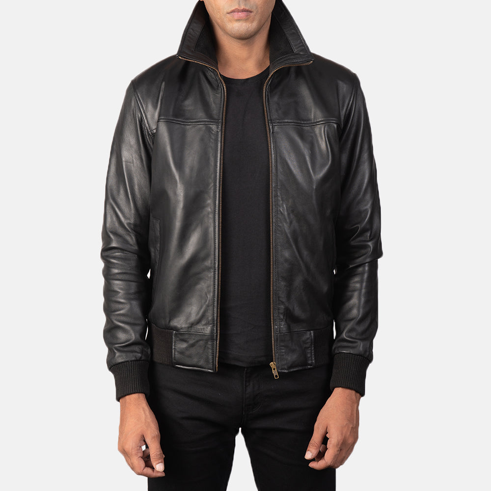 
Air Rolf Negro Chaqueta Bomber de Cuero para Hombre in Black Sheepskin Leather - Vista frontal y silueta entallada | Comprar online