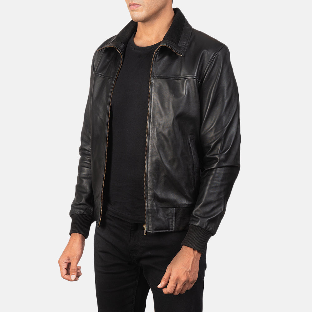 
Black Sheepskin Leather Bomber Jacket - Vista posterior con hombros definidos y bajo impecable
