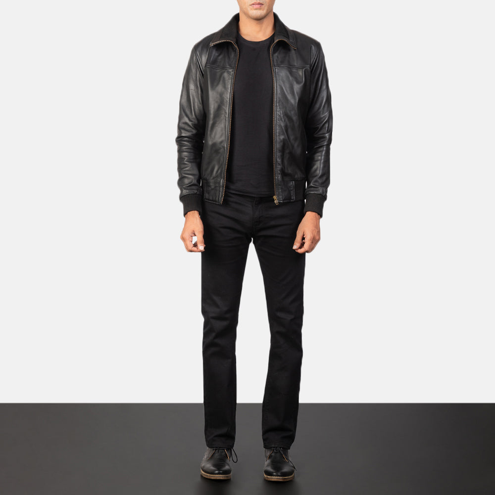 
Air Rolf Negro Chaqueta Bomber de Cuero para Hombre - Vista lateral mostrando el corte ergonómico de mangas