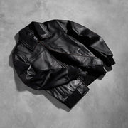 
Perspectiva del modelo vistiendo Air Rolf Negro Chaqueta Bomber de Cuero para Hombre en modelo con caída natural bajo luz de día