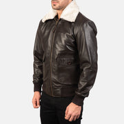 
Brown Sheepskin Leather Bomber Jacket - Vista posterior con hombros definidos y bajo impecable