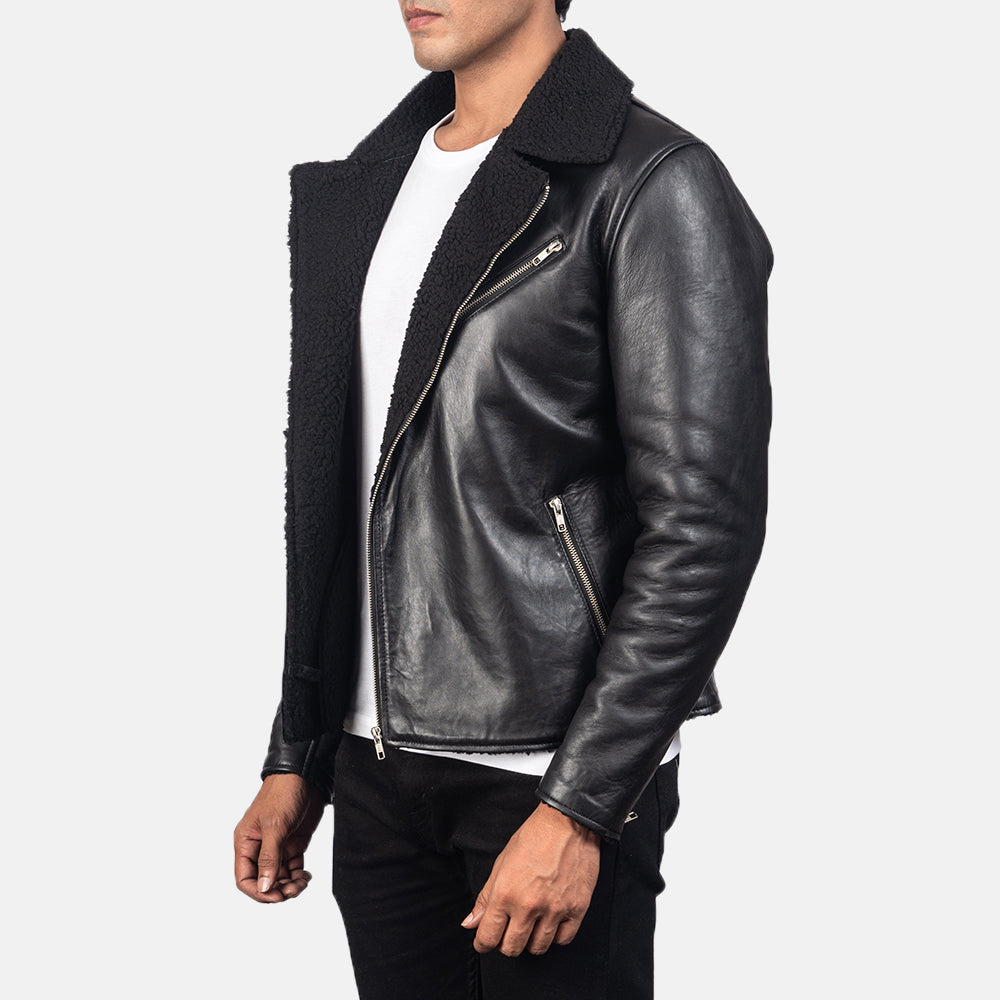 
Black Sheepskin Leather Biker Jacket - Vista posterior con hombros definidos y bajo impecable