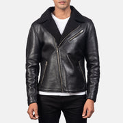 
Alberto Shearling Negro Chaqueta de Cuero para Hombre - Vista lateral mostrando el corte ergonómico de mangas