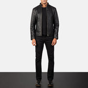 Detalle de cerca of Band &amp; Zipper Hardware on Men's Alex Black Leather Biker Jacket