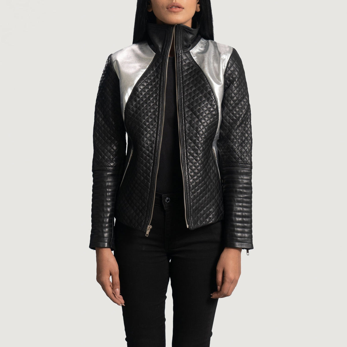 
Alia Metallic Negro Chaqueta Biker de Cuero para Mujer in Black Sheepskin Leather - Vista frontal y silueta entallada | Comprar online