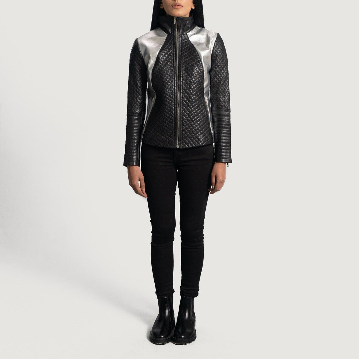 
Vista de detalle of High Neck & Zipper Hardware on Alia Metallic Negro Chaqueta Biker de Cuero para Mujer