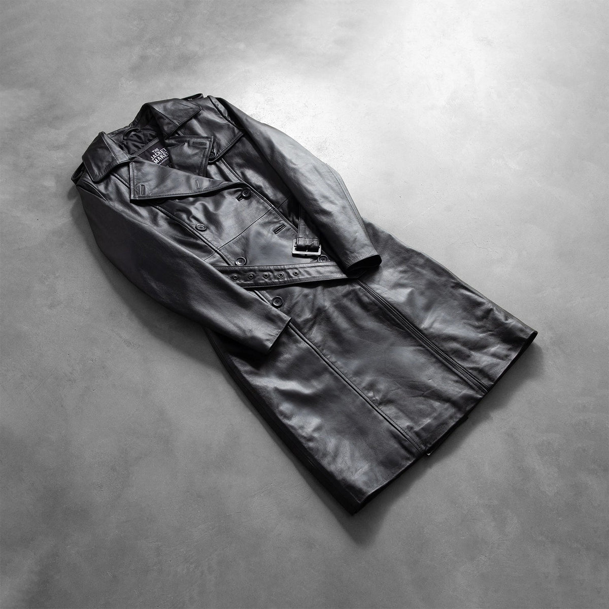
Perspectiva del modelo vistiendo Alice Black Double Breasted Leather Coat en modelo con caída natural bajo luz de día