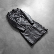 
Perspectiva del modelo vistiendo Alice Black Double Breasted Leather Coat en modelo con caída natural bajo luz de día