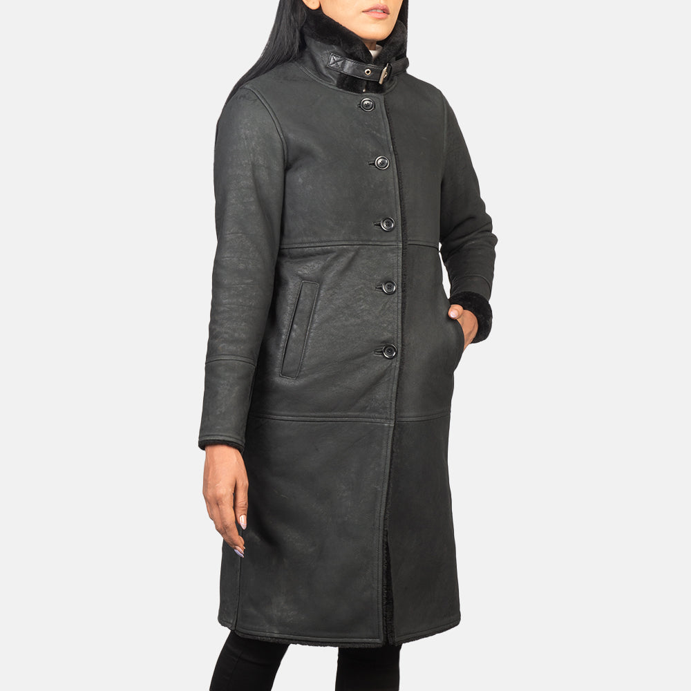 
Distressed Black Sheepskin Leather Aviator Jacket - Vista posterior con hombros definidos y bajo impecable