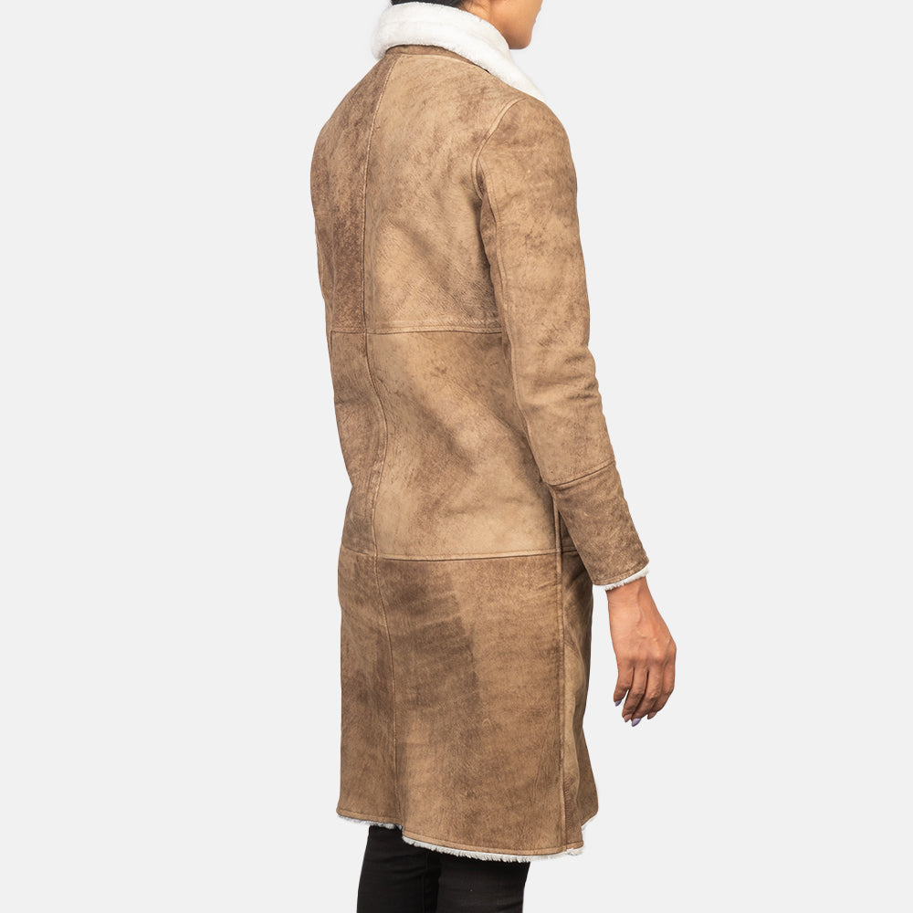 
Vista de detalle of Buckled Collar & Button Hardware on Alina Shearling Marrón Abrigo de Cuero para Mujer