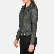 
Green Sheepskin Leather Biker Jacket - Vista posterior con hombros definidos y bajo impecable