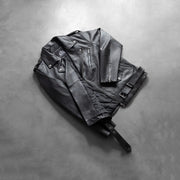 
Detalle artesanal del bajo en Allaric Alley Black Leather Biker Jacket