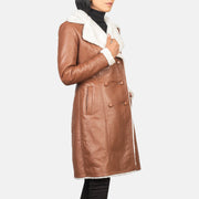 Women's Amie Brown Double Breasted Shearling Coat - Vista de perfil lateral con corte ergonómico de manga