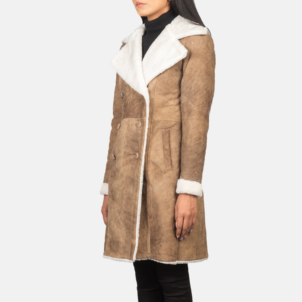 Detalle de cerca of Notch &amp; Leather Buttons Hardware on Women's Amie Distressed Brown Double Breasted Shearling Coat