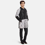 
Artistry Negro Dye Abrigo de Cuero para Hombre - Vista lateral mostrando el corte ergonómico de mangas