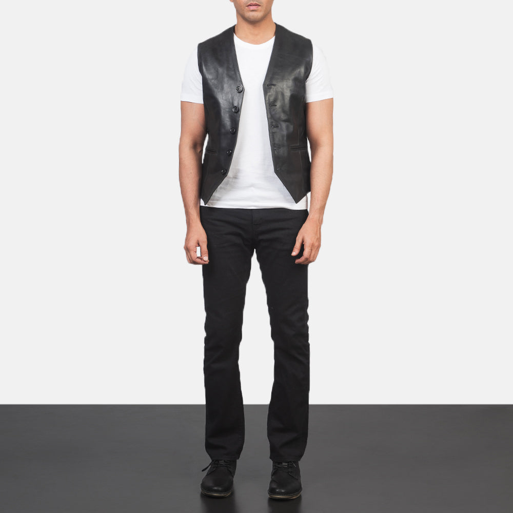 
Auden Negro Chaleco de Cuero para Hombre - Vista lateral mostrando el corte ergonómico de mangas
