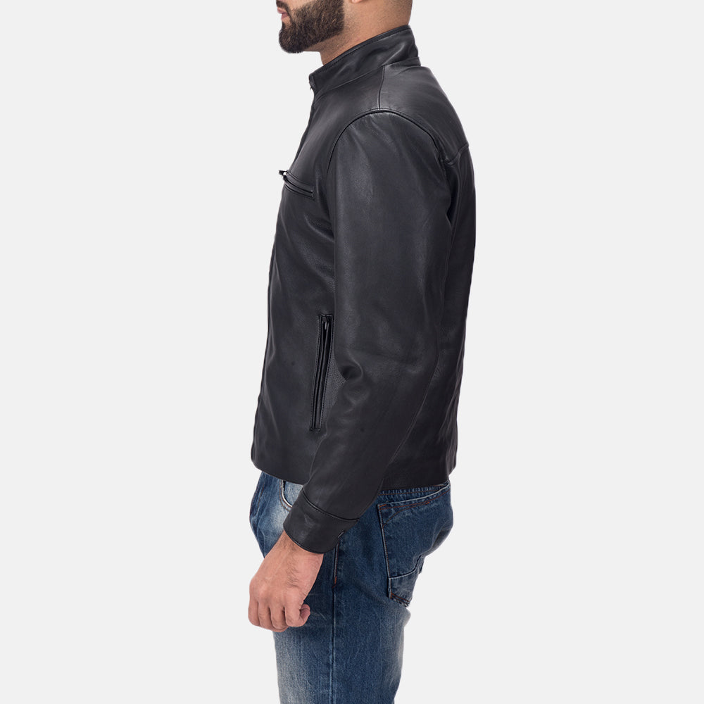 Austere Matte Negro Chaqueta Biker de Cuero para Hombre - Vista de perfil lateral con corte ergonómico de manga