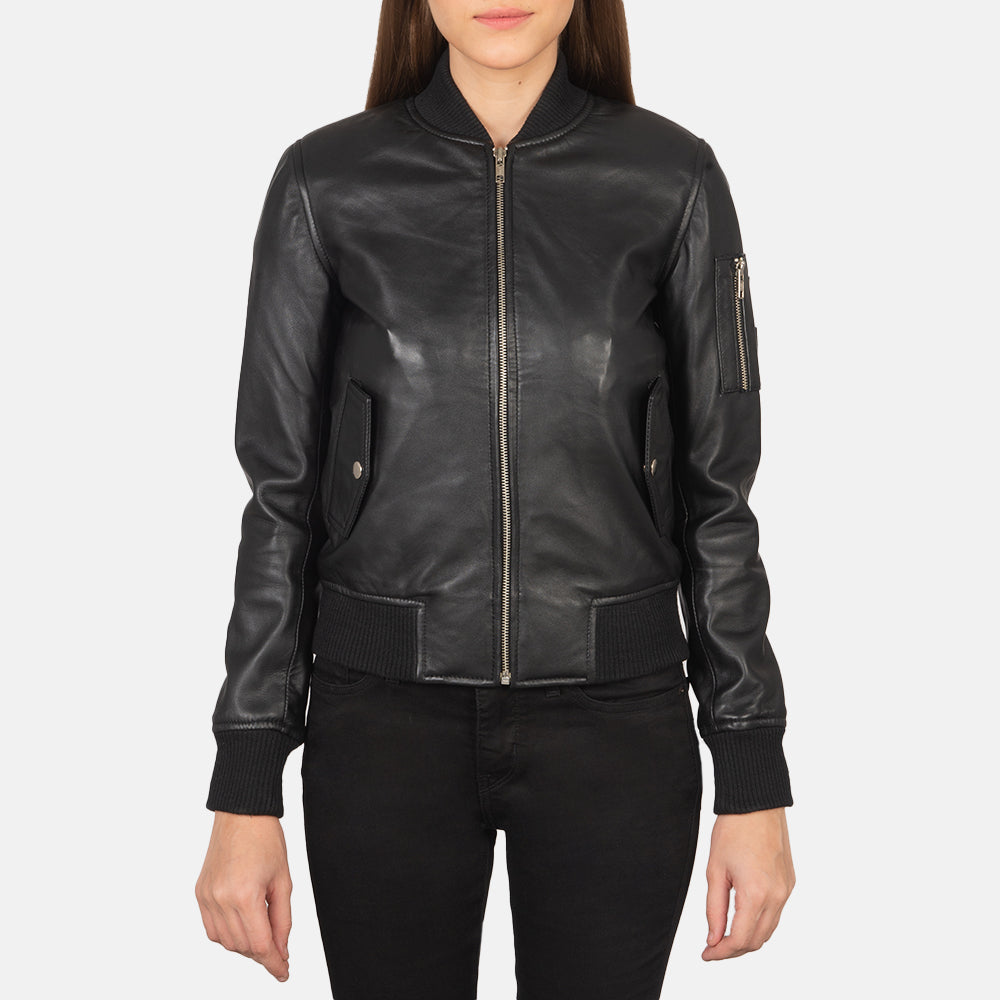 Detalle de cerca of Rib Knit &amp; Zipper Hardware on Women's Ava Ma-1 Black Leather Bomber Jacket
