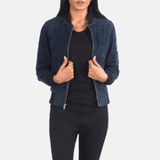 
Ava Ma-1 Blue Suede Bomber Jacket in Blue Sheepskin Suede - Vista frontal y silueta entallada | Comprar online