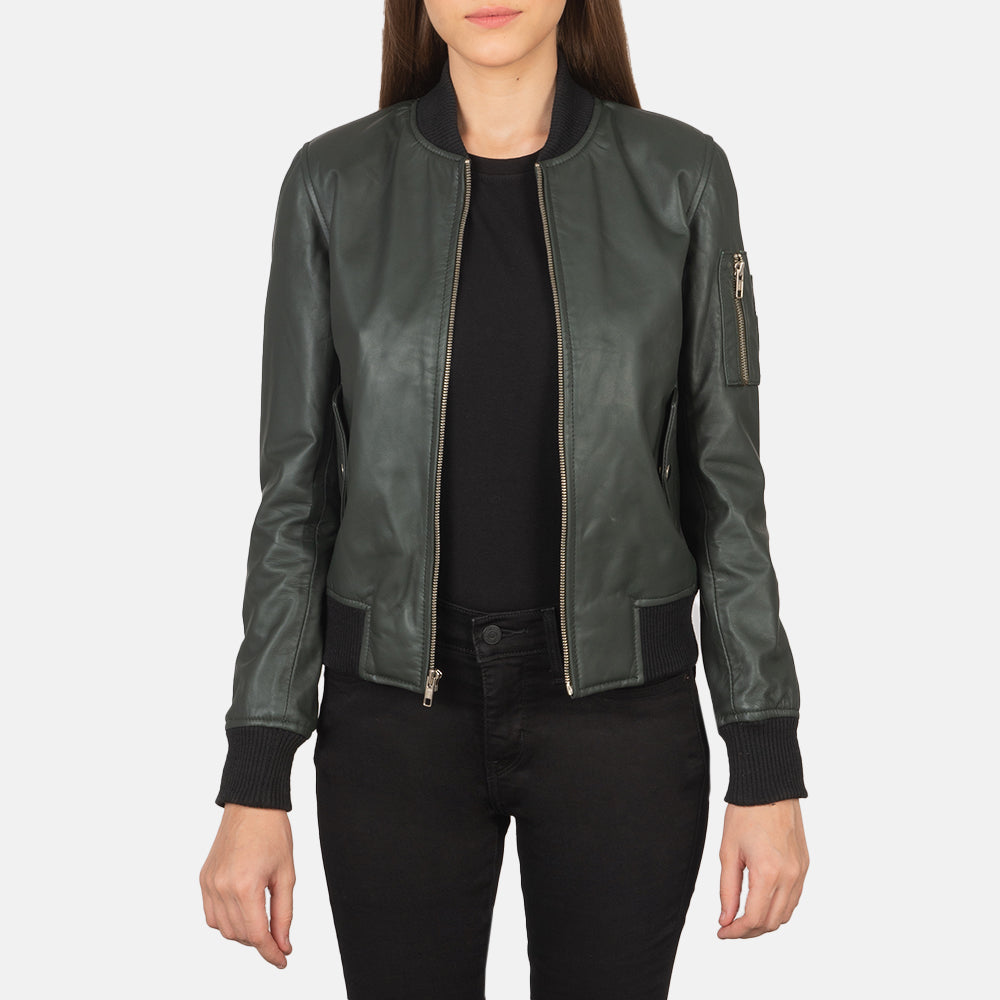 
Ava Ma-1 Green Leather Bomber Jacket in Green Sheepskin Leather - Vista frontal y silueta entallada | Comprar online
