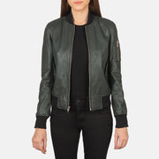 
Ava Ma-1 Green Leather Bomber Jacket in Green Sheepskin Leather - Vista frontal y silueta entallada | Comprar online