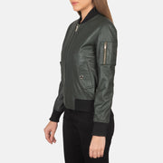 
Green Sheepskin Leather Bomber Jacket - Vista posterior con hombros definidos y bajo impecable