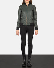 
Ava Ma-1 Green Leather Bomber Jacket - Vista lateral mostrando el corte ergonómico de mangas