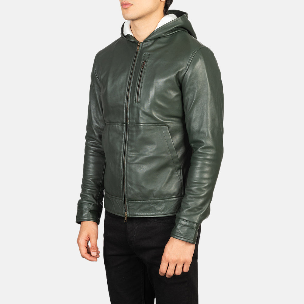 
Perspectiva del modelo vistiendo Baston Black Hooded Leather Bomber Jacket en modelo con caída natural bajo luz de día