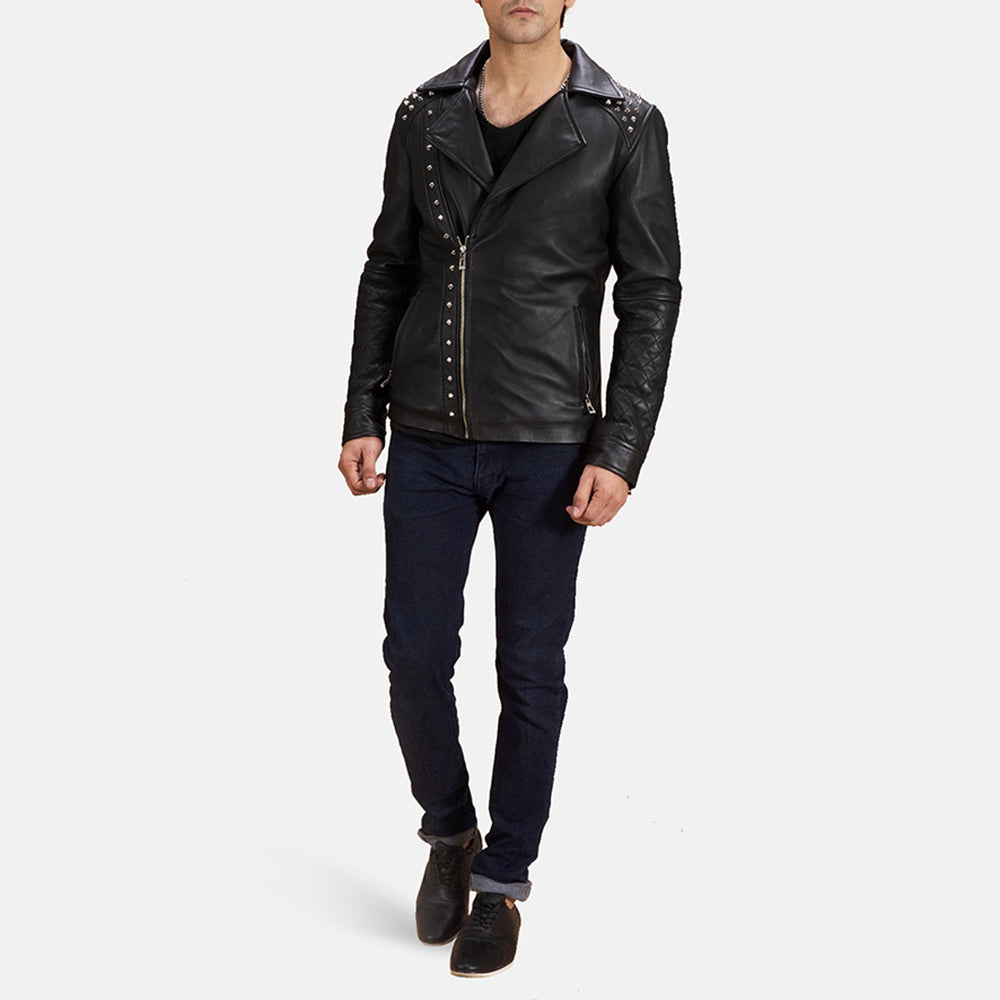 Men's Negro Studded Chaqueta Biker de Cuero para Hombre - Vista de perfil lateral con corte ergonómico de manga