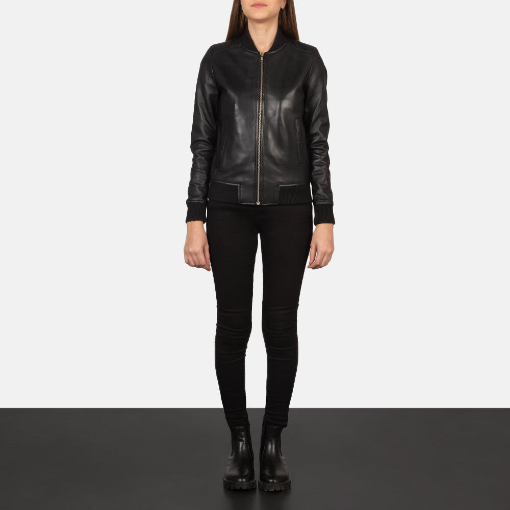 
Bliss Negro Chaqueta Bomber de Cuero para Mujer - Vista lateral mostrando el corte ergonómico de mangas
