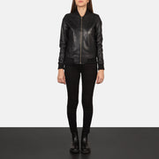 
Bliss Negro Chaqueta Bomber de Cuero para Mujer - Vista lateral mostrando el corte ergonómico de mangas