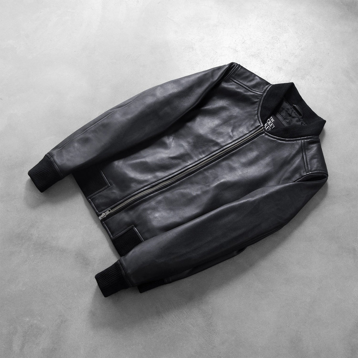 
Rib Knit & Hem Craftsmanship Construction Detail on Bliss Negro Chaqueta Bomber de Cuero para Mujer