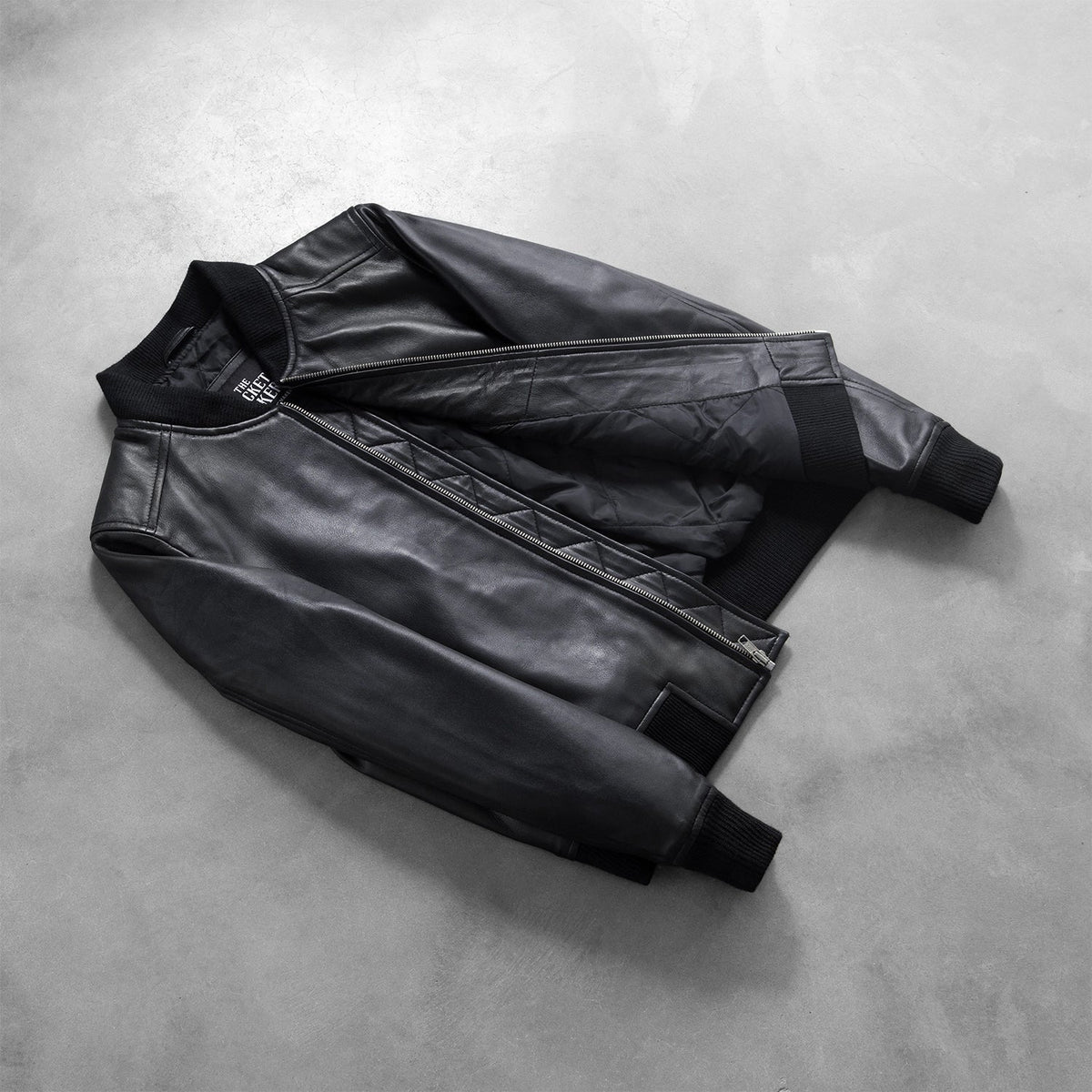 
Perspectiva del modelo vistiendo Bliss Negro Chaqueta Bomber de Cuero para Mujer en modelo con caída natural bajo luz de día