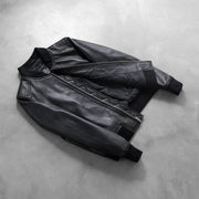 
Perspectiva del modelo vistiendo Bliss Negro Chaqueta Bomber de Cuero para Mujer en modelo con caída natural bajo luz de día